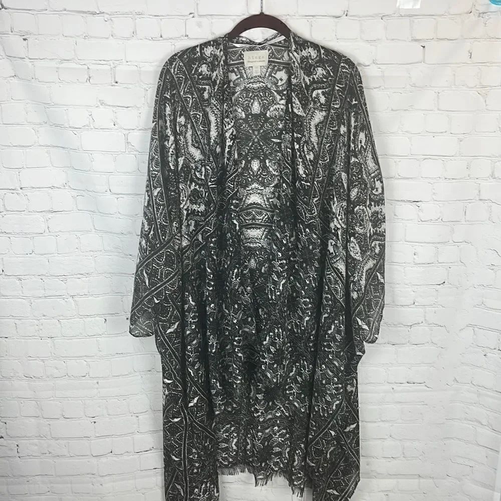 Hinge Black and White Kimono